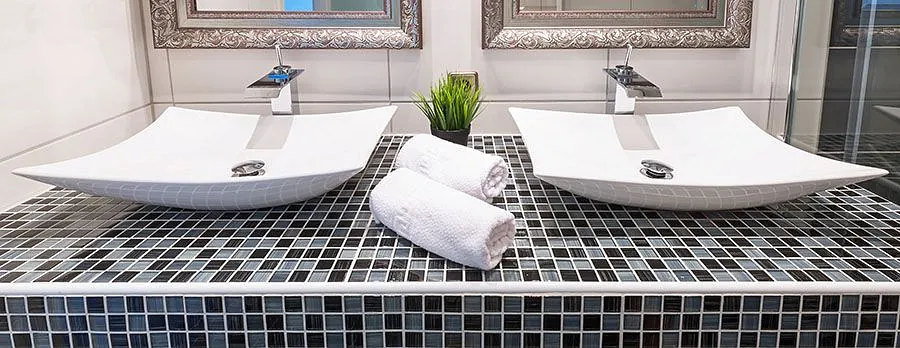 Modernes Bad mit Mosaikfliesen und Doppelwaschbecken, umgesetzt vom Fliesenleger aus Herford und Bad Salzuflen